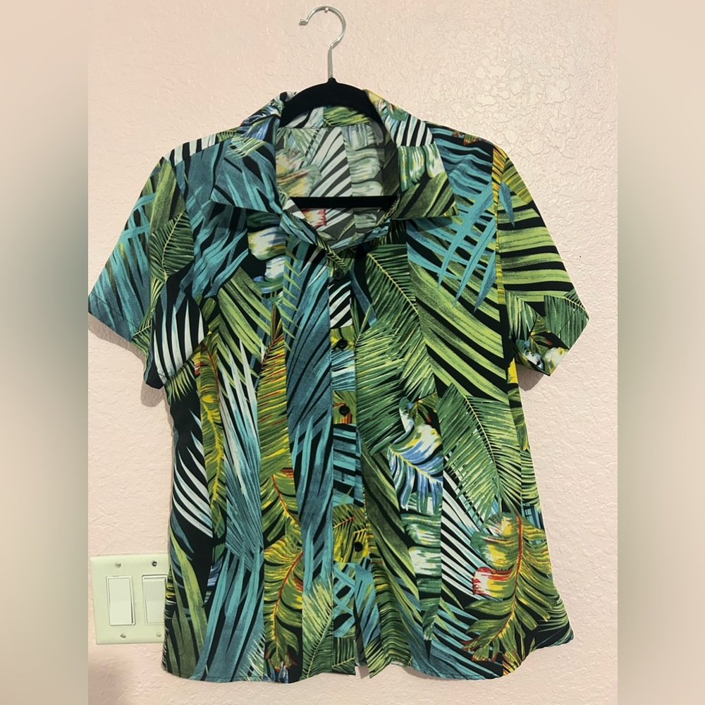 Women’s size small button up Hawaiian shirt.